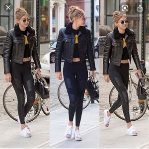 - Alo Yoga Motto Leggings